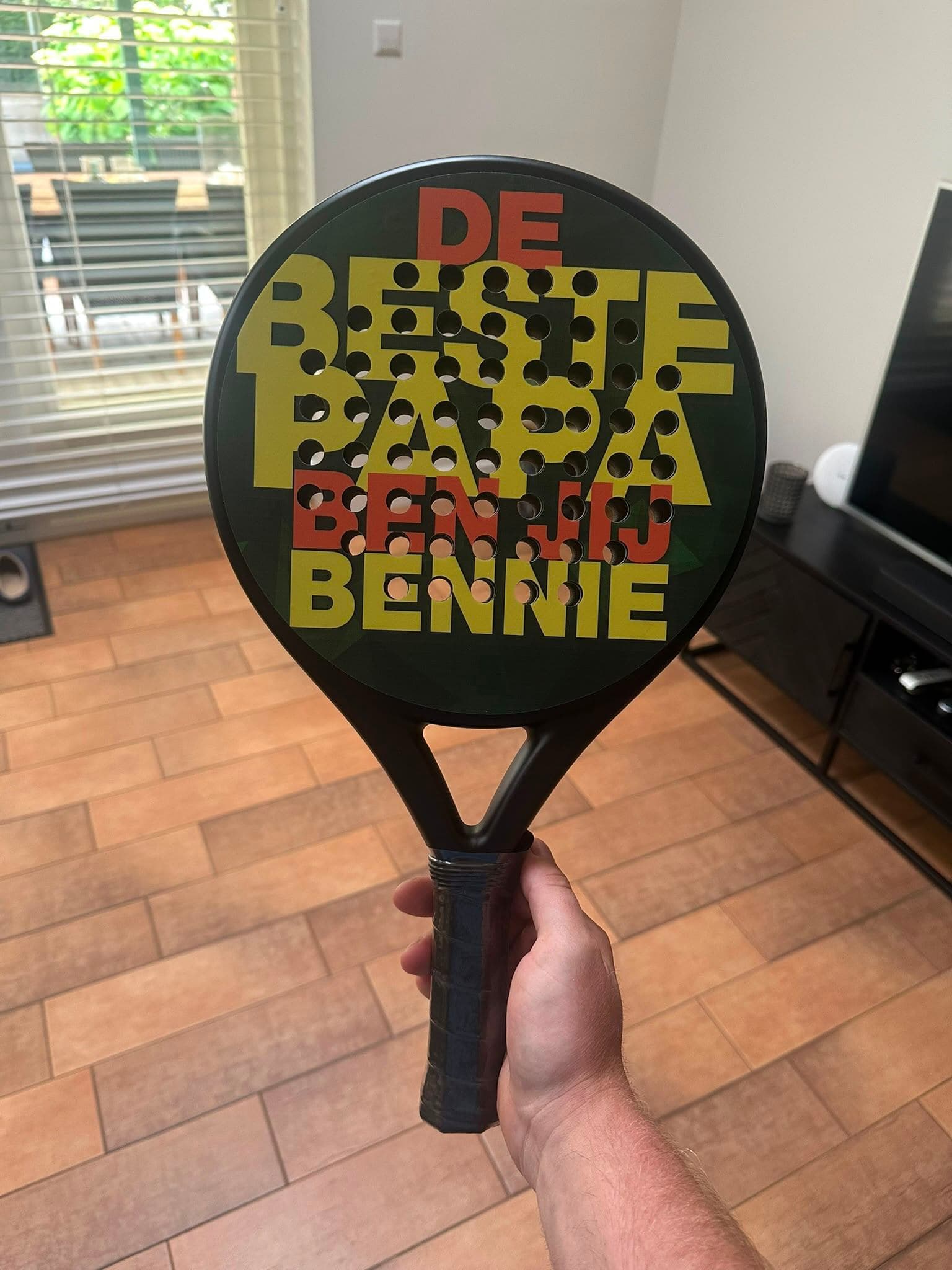 Custom padel racket met DE BESTE PAPA BEN JIJ BENNIE als verjaardagscadeau