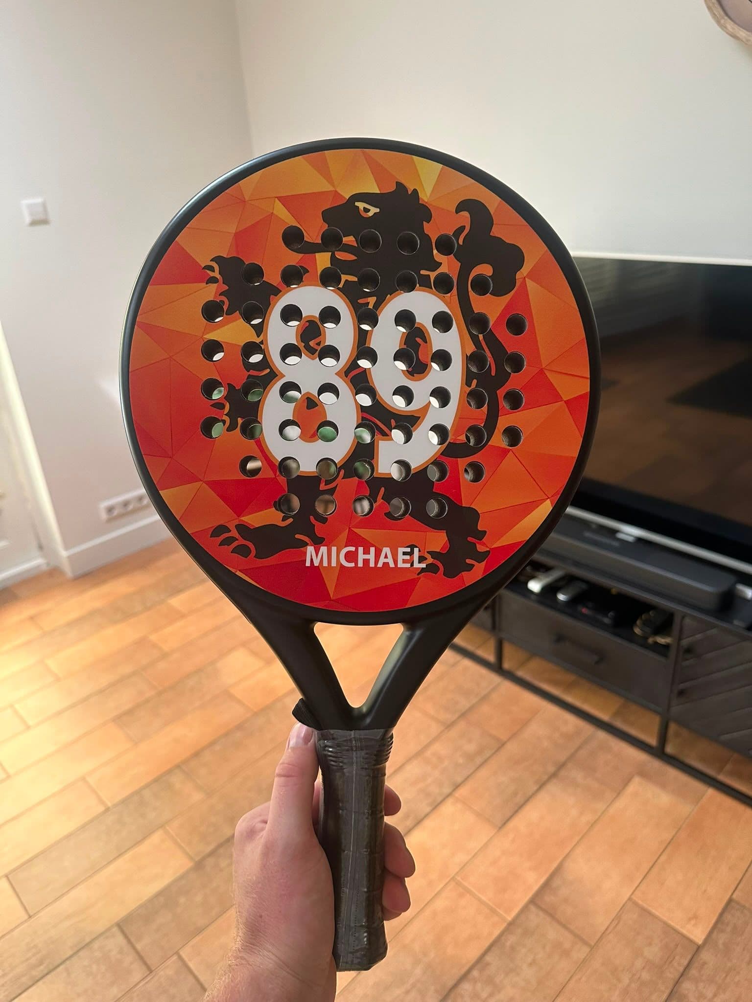 Custom padel racket met de naam MICHAEL en rugnummer 89 op het slagvlak
