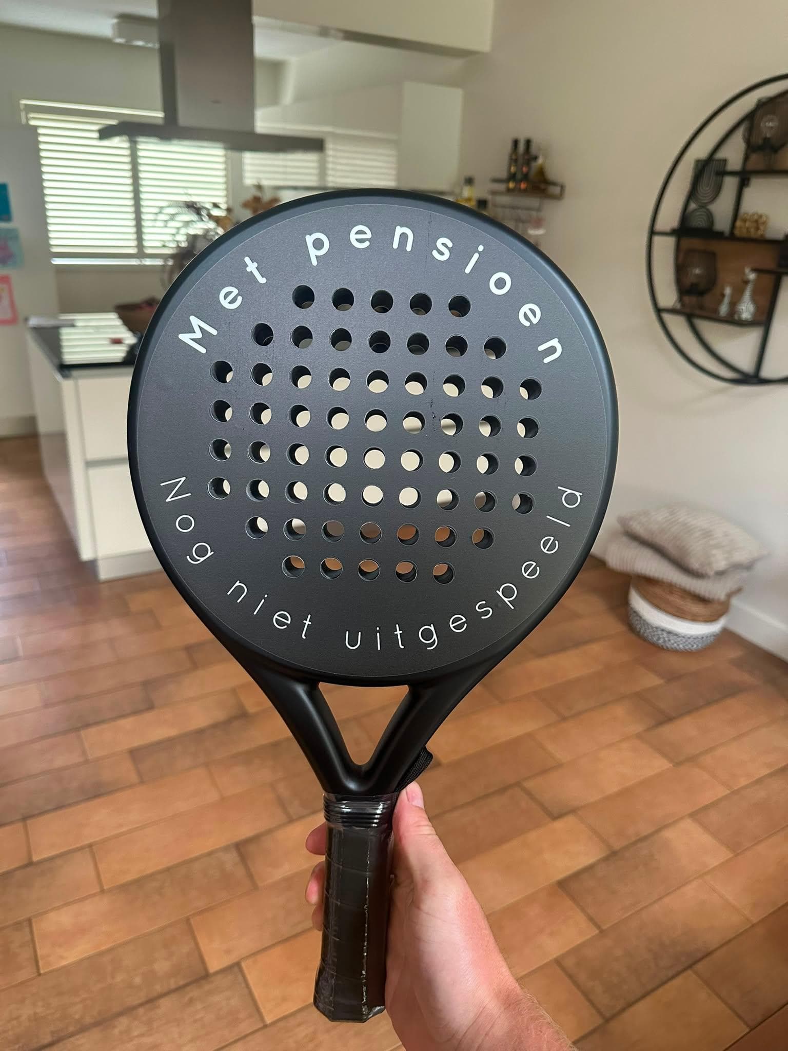 Custom padel racket met MET PENSIOEN, NOG NIET UITGESPEELD als afscheidscadeau