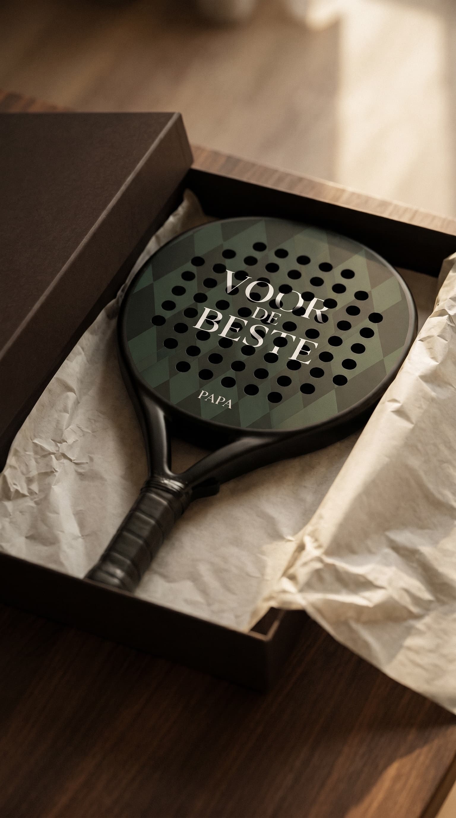 Custom padel racket ingepakt als cadeau met kraftpapier en touw voor Moederdag