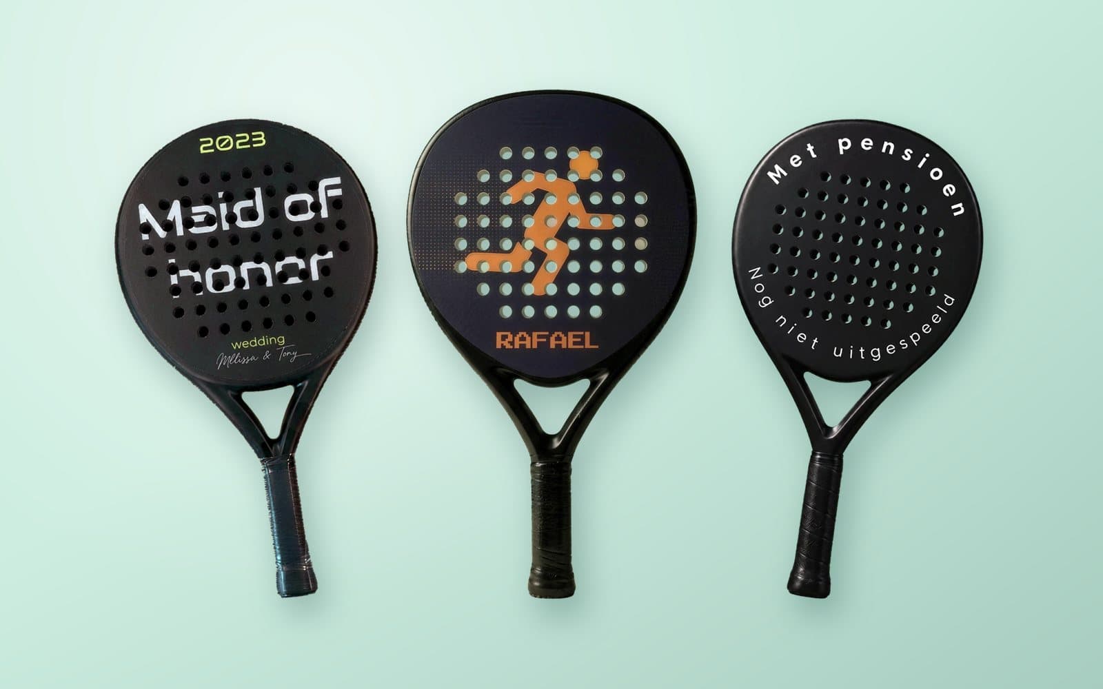 Drie custom padel rackets: Maid of honor voor een bruiloft, een met de naam RAFAEL en een met Met pensioen, op een mintgroene achtergrond