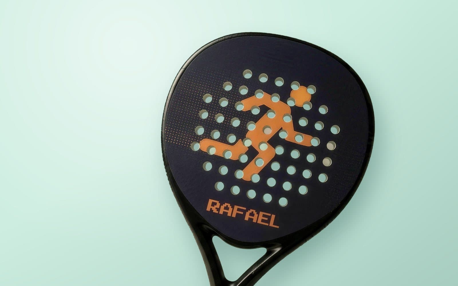 Custom padel racket met een oranje rennend figuurtje en de naam RAFAEL, op een mintgroene achtergrond