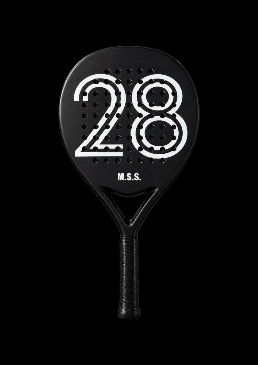 Pala de pádel negra con un gran número 28 blanco y las iniciales M.S.S.
