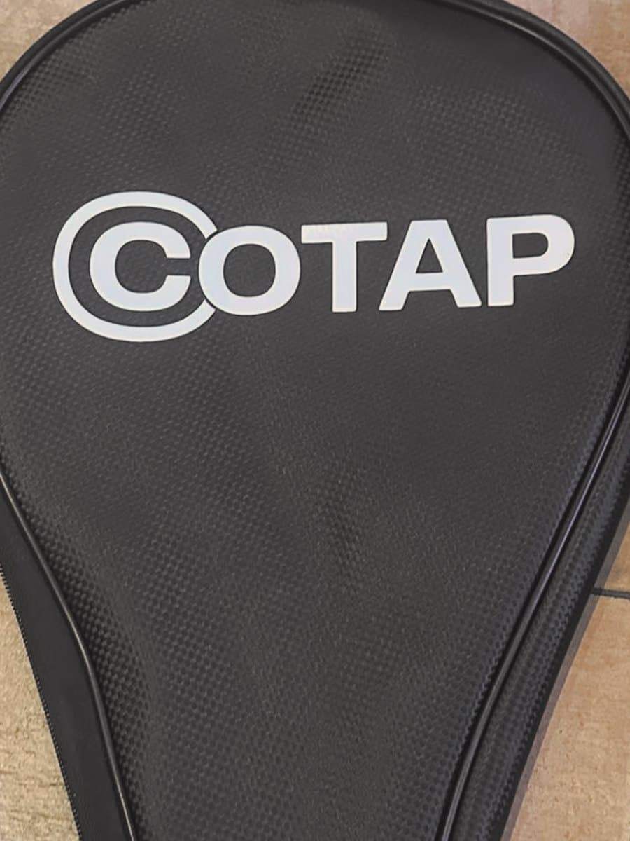 Housse de padel noire aspect carbone avec un logo d’entreprise blanc en sticker