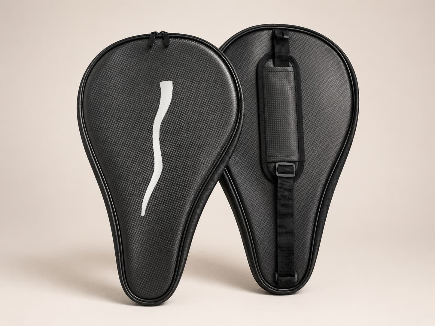 Zwarte padelhoes in carbonlook met een witte golfstreep als sticker